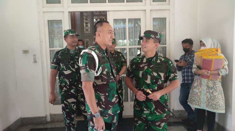 Komandan Pangkalan TNI Angkatan Laut (Danlanal) Palembang, Widyo Sasongko saat berkunjung ke Rumah Dinas Wali Kota Palembang. (Istimewa/rmolsumsel.id)
