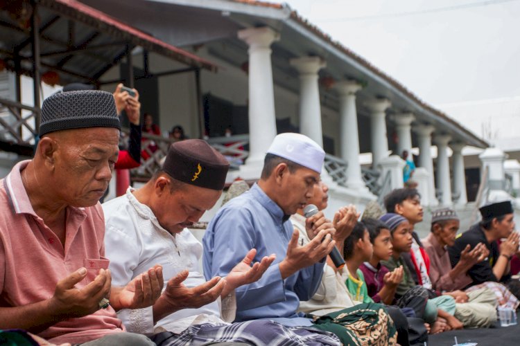 Suasana pembacaan doa dalam gelaran Sedekah Kampung di Kampung Kapitan. (Humaidy Kennedy/rmolsumsel.id)