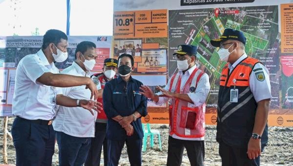 Menteri Perhubungan Budi Karya Sumadi saat meninjau lokasi proyek pembangunan kereta api di Tanjung Enim, Sumsel, Kamis (31/3). (ist/rmolsumsel.id)