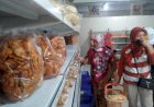 Jelang Lebaran, Ribuan Pembeli Sambangi Toko Kue di Palembang