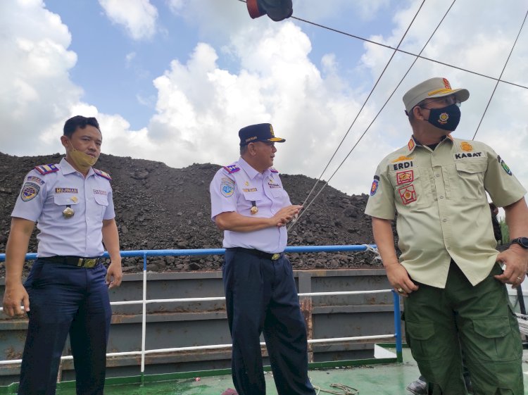 Kadishub Muba Musni Wijaya dan Kasat Pol PP Muba Erdian Syahri mengingatkan para pengelola kapal-kapal besar yang melintas di Sungai Lalan agar tidak bertambat sembarangan. (Amarullah Diansyah/Rmolsumsel.id). 