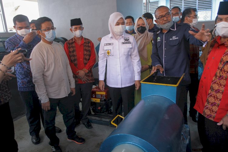 Wakil Wali Kota Palembang, Fitrianti Agustinda saat meninjau langsung TPS-3R. (Humaidy Kennedy/rmolsumsel.id)
