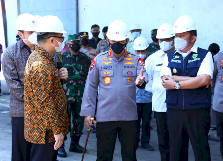 Kapolri Jenderal Listyo Sigit Prabowo didampingi Gubernur Sumsel Herman Deru meninjau pabrik minyak goreng di Palembang. (Ist/Rmolsumsel.id). 