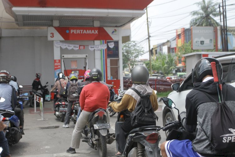 Antrean panjang kendaraan roda dua di salah satu SPBU Kota Palembang untuk membeli Pertamax. (ist/rmolsumsel.id)