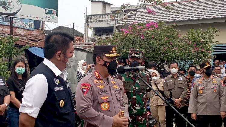 Kapolri Jenderal Listyo Sigit Prabowo didampingi Gubernur Sumsel Herman Deru saat memberikan keterangan pers. (Mita Rosnita/rmolsumsel.id)
