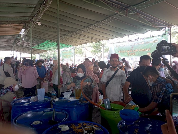Sebanyak 6 ton minyak goreng curah yang disediakan tim kepolisian dan pemerintah Kota Palembang pada kegiatan operasi pasar minyak goreng murah ludes diserbu ratusan emak-emak di Pasar Lemabang/Foto:Mita Rosnita