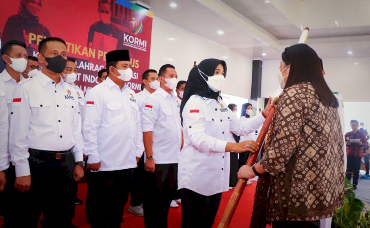 Ketua Umum KORMI Sumsel Samantha Tivani Herman Deru melantik kepengurusan KORMI Muba periode 2022-2026 yang diketuai Susy Imelda Beni. (Ist/Rmolsumsel.id). 