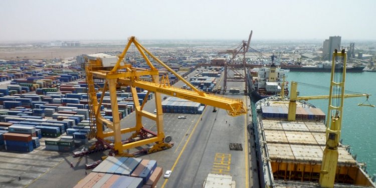 Pelabuhan Hodeidah di Yaman, yang operasinya dicekal oleh koalisi Saudi sejak 2014