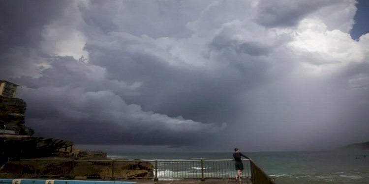 Awan tebal yang membawa angin gemuruh di sepanjang pantai Sydney 