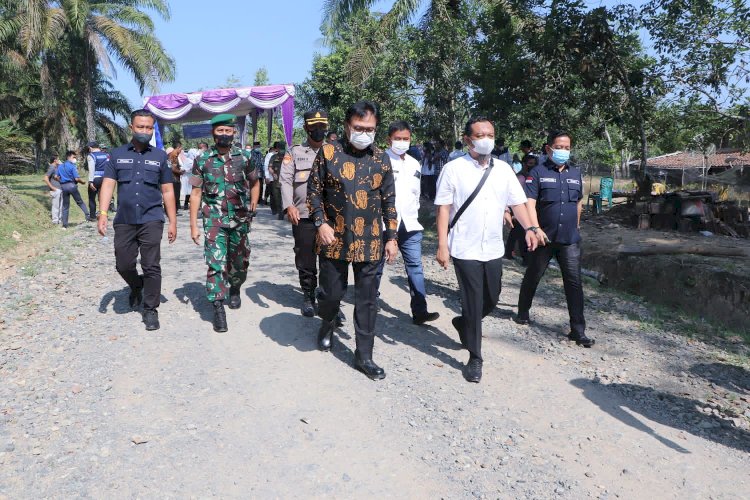 Pj Bupati Muara Enim Nasrun Umar saat meninjau pembangunan ruas jalan yang menghubungkan Kecamatan Lubai dengan Kecamatan Muara Enim, Jumat (1/4). (Noviansyah/rmolsumsel.id)