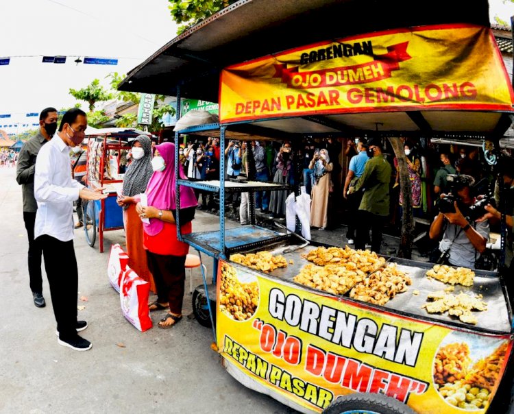 Presiden Joko Widodo berbincang dengan PKL gorengan di Pasar Gemolong, Kabupaten Sragen, belum lama ini. (BPMI Setpres/rmolsumsel.id) 