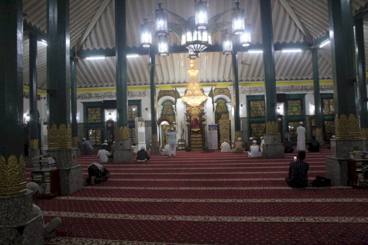 Suasana menjelang salat tarawih pertama di Masjid Agung SMB Jayo Wikramo Palembang. (Mita Rosnita/rmolsumsel.id)