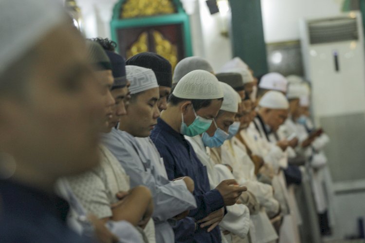 Suasana pelaksanaan salat tarawih pertama di Masjid Agung Palembang. (Humaidy Kennedy/rmolsumsel.id)