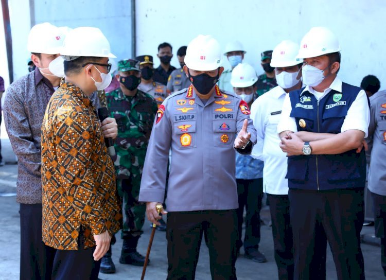 Gubernur Sumsel Herman Deru bersama Kapolri Jendral Listyo Sigit Prabowo meninjau pabrik minyak goreng di Palembang beberapa waktu lalu. (Ist/Rmolsumsel.id). 