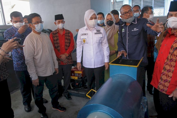 Wakil Wali Kota Palembang, Fitrianti Agustinda meninjau langsung lokasi TPS-3R. (Humaidy Aditya Kenedy/Rmolsumsel.id). 