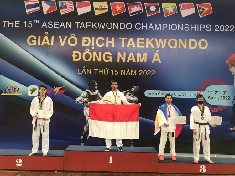 Ossanando Naufal saat penyerahan medali pemenang di ajang Asian Taekwondo Championship 2022 di Vietnam. (ist/rmolsumsel.id)