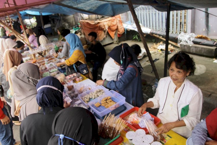 Suasana Pasar Atom yang dibanjiri warga yang berburu takjil untuk berbuka puasa. (Humaidy Kenedy/rmolsumsel.id)