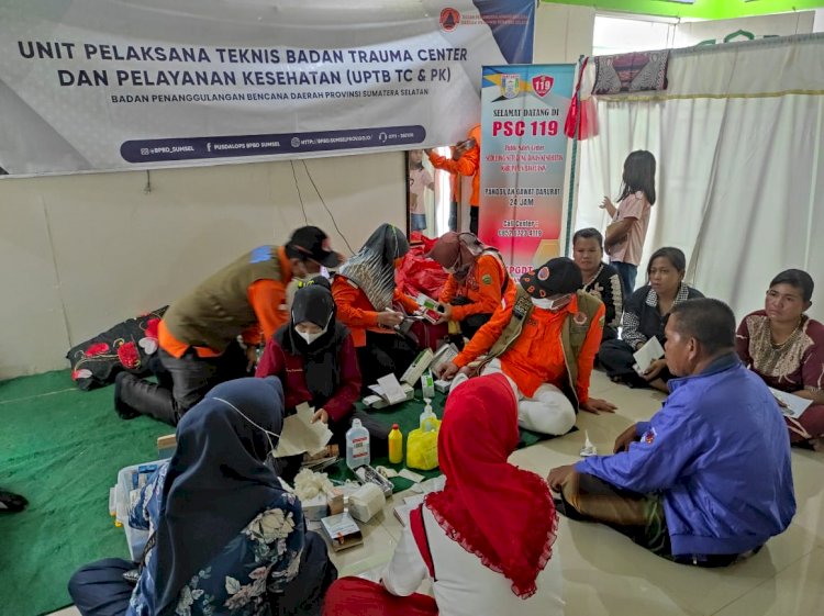 BPBD Sumsel kirimkan bantuan dan tim medis bagi korban kebakaran di Kampung Nelayan Desa Sungsang, Banyuasin II, Banyuasin. (Ist/Rmolsumsel.id). 