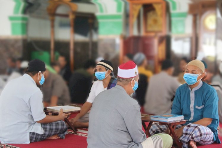 WBP Lapas Merah Mata saat mengikuti program tahfiz Al-Qur'an di Masjid At-Taubah Lapas Merah Mata Palembang. (Ist/rmolsumsel.id)