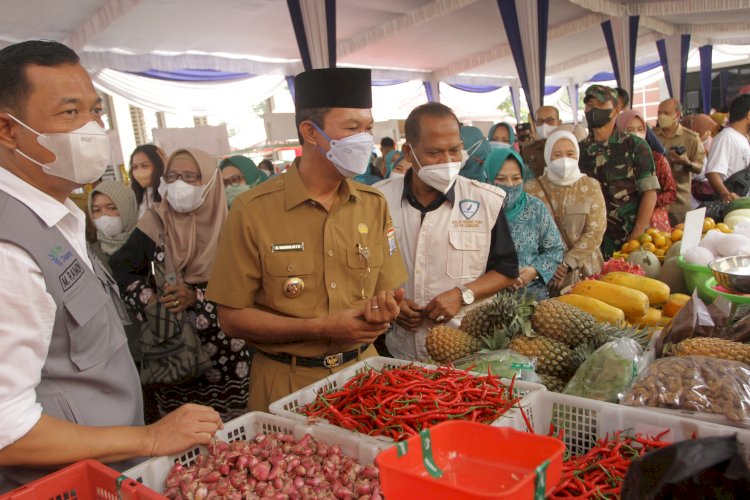 Wali Kota Palembang, Harnojoyo saat meninjau langsung bazar yang diadakan Dinas Perdagangan (Disdag) Palembang. (Humaidy Kennedy/rmolsumsel.id)