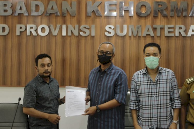 Wakil Pimpinan Redaksi RMOLSumsel, Fajar Wiko (kiri) bersama Ketua Komisi IV DPRD Sumsel, MF Ridho serta jajaran lainnya. (hummaidy kenedy/rmolsumsel.id)