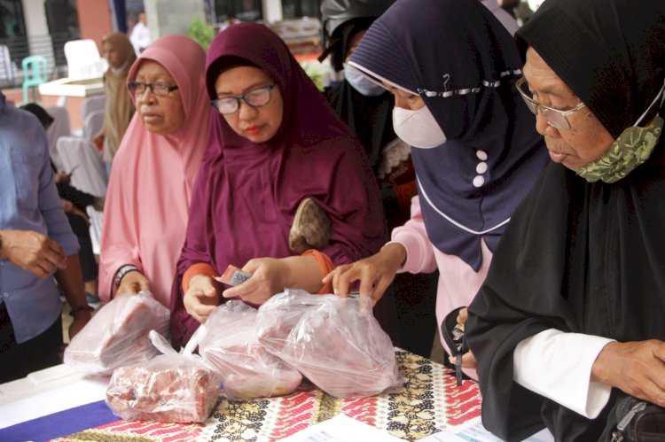 Warga saat membeli daging kerbau beku di bazar murah Palembang.  (Humaidy Kennedy/rmolsumsel.id)