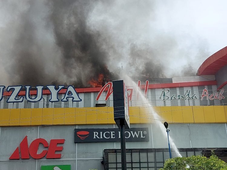 Kondisi Suzuya Mall di Aceh yang dipenuhi asap akibat kebakaran. (RMOLAceh.id)