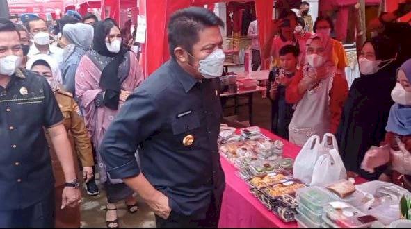 Gubernur Sumsel Herman Deru meninjau Pasar Bedung Pedagang Kecil di Paguyuban Nusantara Bersatu Sumsel. (Mita Rosnita/Rmolsumsel.id). 