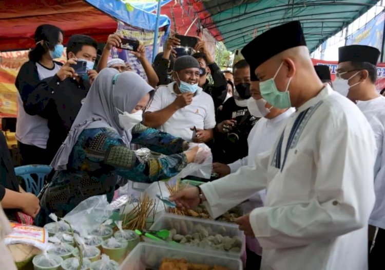 Plh Bupati OKU Teddy Meilwansyah berbelanja takjil di Pasar Beduk Taman Kota Baturaja. (Diskominfo OKU/rmolsumsel.id)