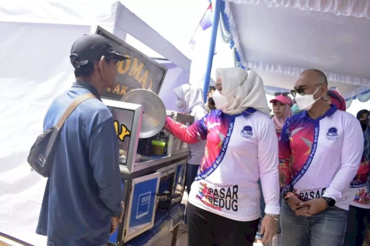 Bupati Musi Rawas Ratna Machmud melihat kuliner yang dijual di Pasar Beduk Mura Mantab. (Diskominfo Mura/rmolsumsel.id)