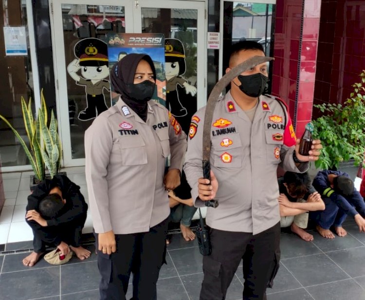 Kapolsek IB I, Kompol Roy A Tambunan saat menunjukkan barang bukti sajam dan molotov. (Istimewa/rmolsumsel.id)