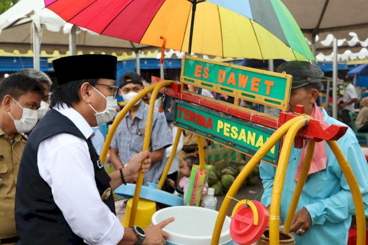Pj Bupati Muara Enim, Nasrun Umar saat meninjau Pasar Beduk Ramadan di Terminal Muara Enim. (Noviansyah/rmolsumsel.id)