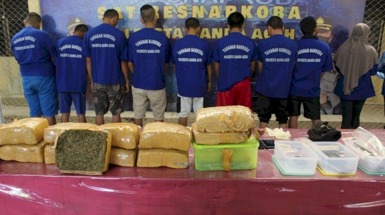Polisi memamerkan barang bukti narkoba dan para tersangka pengedar. Foto: Dokumentasi Polresta Banda Aceh.