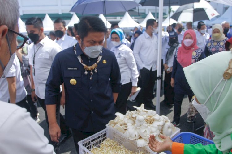 Gubernur Sumsel Herman Deru meninjau Pasar Murah TP PKK yang diselenggarakan di Halaman Museum Tekstil Palembang. (Humaidy Aditya Kenedy/Rmolsumsel.id). 