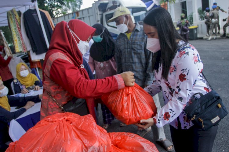 Sejumlah warga Kota Palembang membeli paket sembako murah yang dijual TP PKK Sumsel. (humaidy kenedy/rmolsumsel.id)