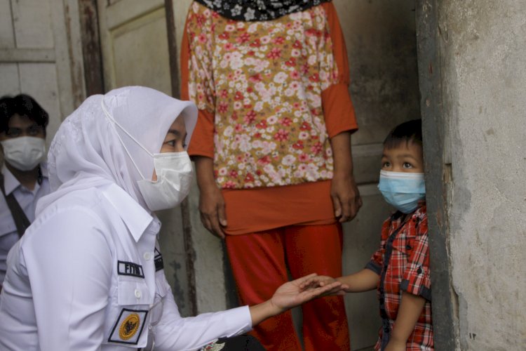 Wakil Wali Kota Palembang, Fitrianti Agustinda saat mengunjungi balita penderita stunting di Kota Palembang. (humaidy kenedy/rmolsumsel.id)