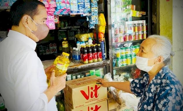 Presiden Joko Widodo meninjau minyak goreng/ist