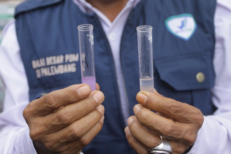 Hasil uji sampel BBPOM Palembang terhadap jajanan yang dijual di Pasar Bedug Palembang. (humaidy kenedy/rmolsumsel.id)
