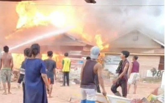 Kebakaran di Desa Keluang Kecamatan Tungkal Ilir Banyuasin menyebabkan 15 unit rumah rata dengan tanah. (ist/rmolsumsel.id) 