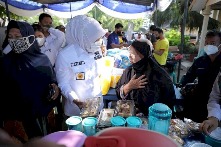Wakil Walikota Palembang, Fitrianti Agustinda saat meninjau bazar murah. (Istim