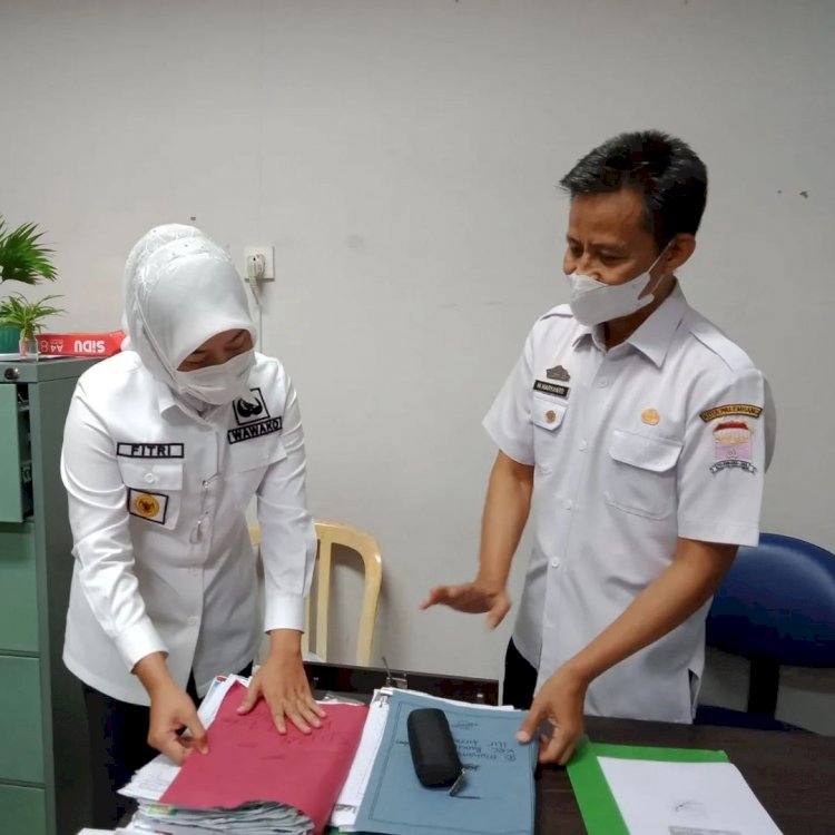 Wakil Wali Kota Palembang Fitrianti Agustinda menemukan tumpukan KK saat sidak ke UPTD Dinas Dukcapil Zona IV Kamboja, Rabu (6/4). (Diskominfo Palembang/rmolsumsel.id)