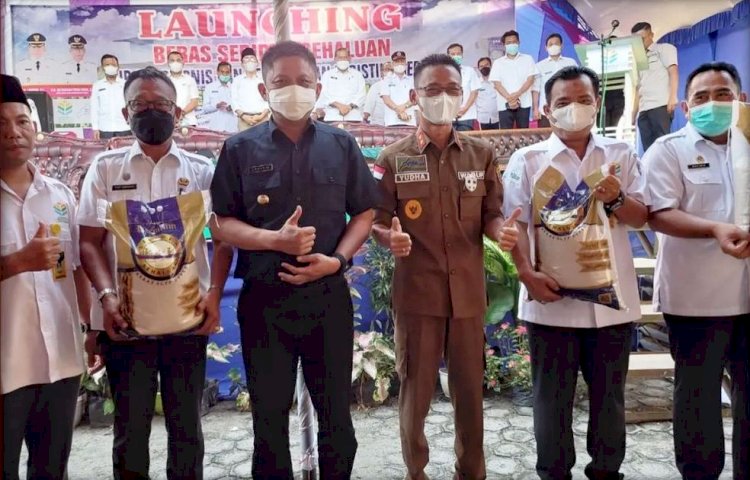 Bupati OKU Timur Lanosin dan Wabup M Adi Nugraha Purna Yudha menghadiri launching Beras Sebiduk Sehaluan di Kantor PUD Desa Triyoso BK 8, Kecamatan Belitang, Rabu (6/4).(Diskominfo OKU Timur/rmolsumsel.id)