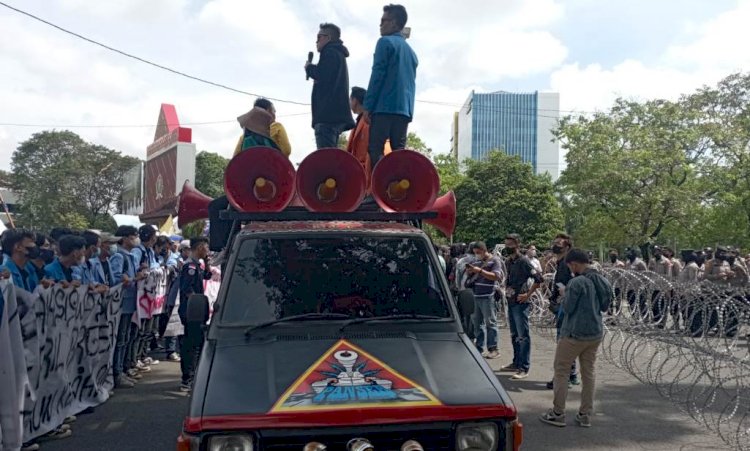 Mahasiswa se-Palembang kembali akan menggelar demo Senin (11/4) yang membuat sejumlah arus lalu lintas menuju Simpang DPRD Sumsel akan dialihkan sementara waktu. (Humaidy Kenedy/rmolsumsel.id)