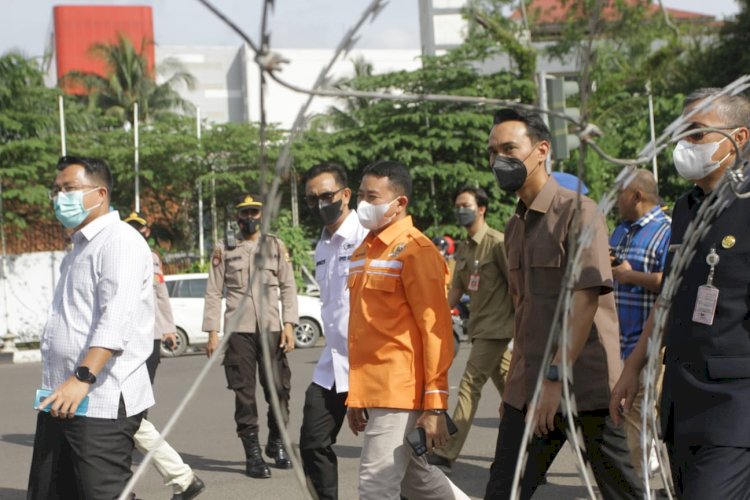 Wakil Ketua DPRD Sumsel didampingi jajaran saat menemui langsung massa di Simpang DPRD Sumsel. (Humaidy Kennedy/rmolsumsel.id)