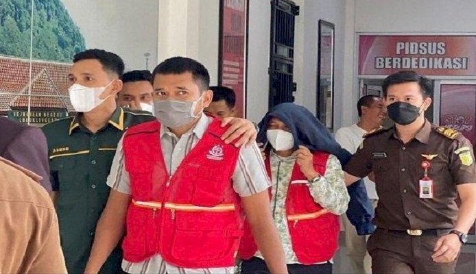 Penahanan lima tersangka dugaan korupsi dana hibah Bawaslu Muratara oleh Kejari Lubuklinggau. (ist/rmolsumsel.id)