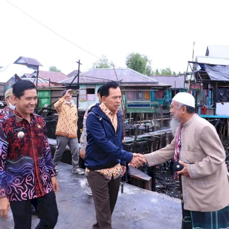 Wali Kota Prabumulih Ridho Yahya saat datang ke lokasi kebakaran di Desa Sungsang I. (Diskominfo Banyuasin/rmolsumsel.id)