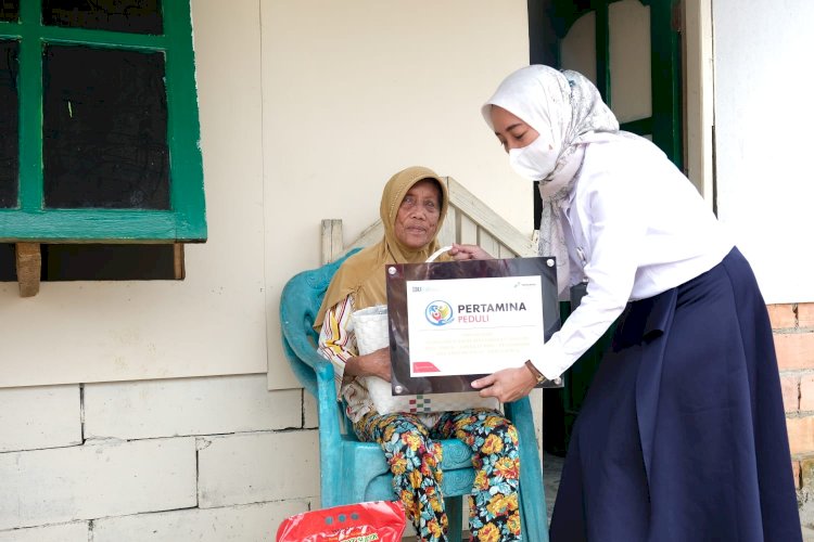 Area Manager Communication, Relations & CSR Kilang Pertamina Plaju Siti Rachmi Indahsari menyerahkan bantuan kepada nenek Sakbiyah seorang penerima manfaat program SENYUM di Kecamatan Banyuasin I. (KPP/rmolsumsel.id)
