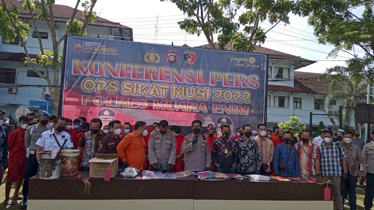 Polres Muara Enim saat menggelar konferensi pers Ops Sikat Musi 2022. (Noviansyah/rmolsumsel.id)