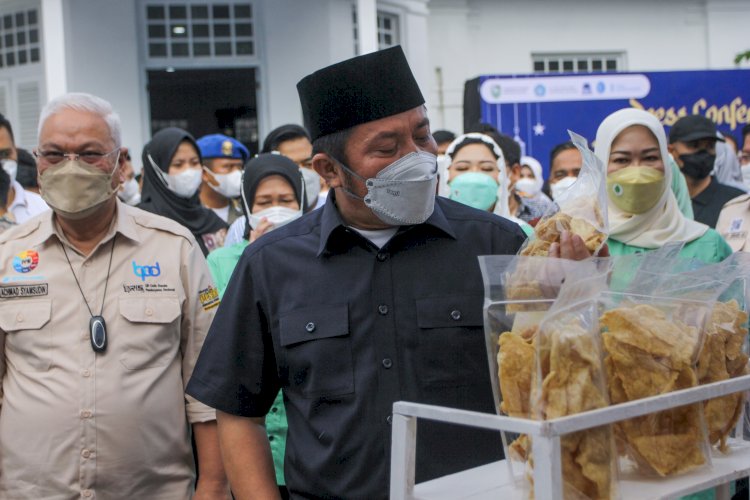 Gubernur Sumsel, Herman Deru saat meninjau langsung Festival Ramadan Jajan Bukoan. (Humaidy Kennedy/rmolsumsel.id)