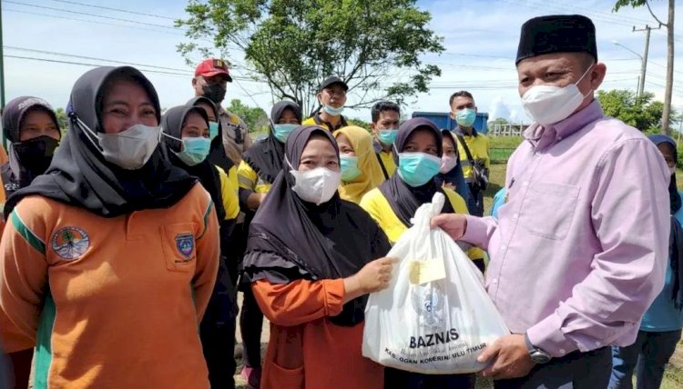 Bupati OKU Timur Lanosin saat menyerahkan paket sembako dari Baznas OKU Timur, Jumat (8/4). (Diskominfo OKU Timur/rmolsumsel.id)